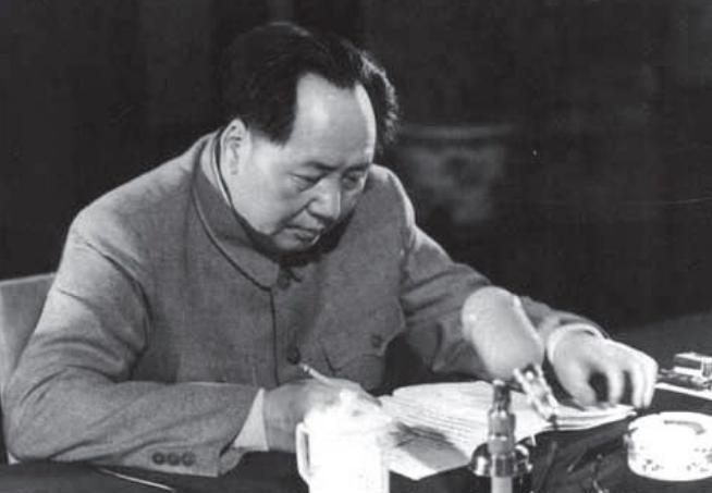 毛主席借王羲之真迹爱不释手，黄炎培多次催要归还，主席幽默回应：“你也催我还书吗？