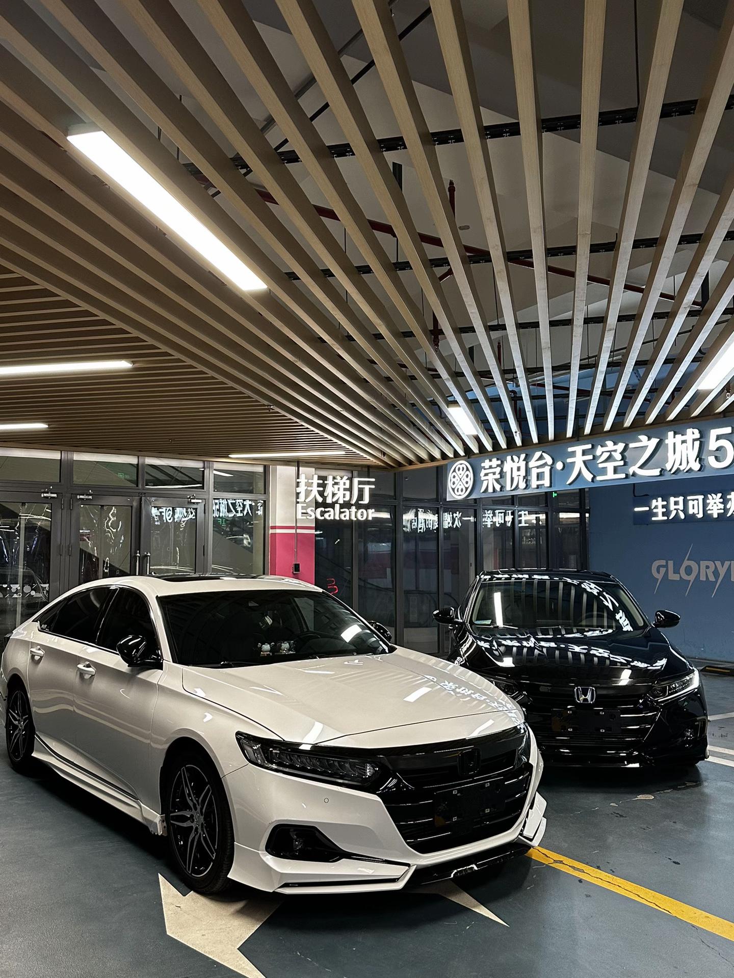 到底是什么样的车 连车灯都这么优雅