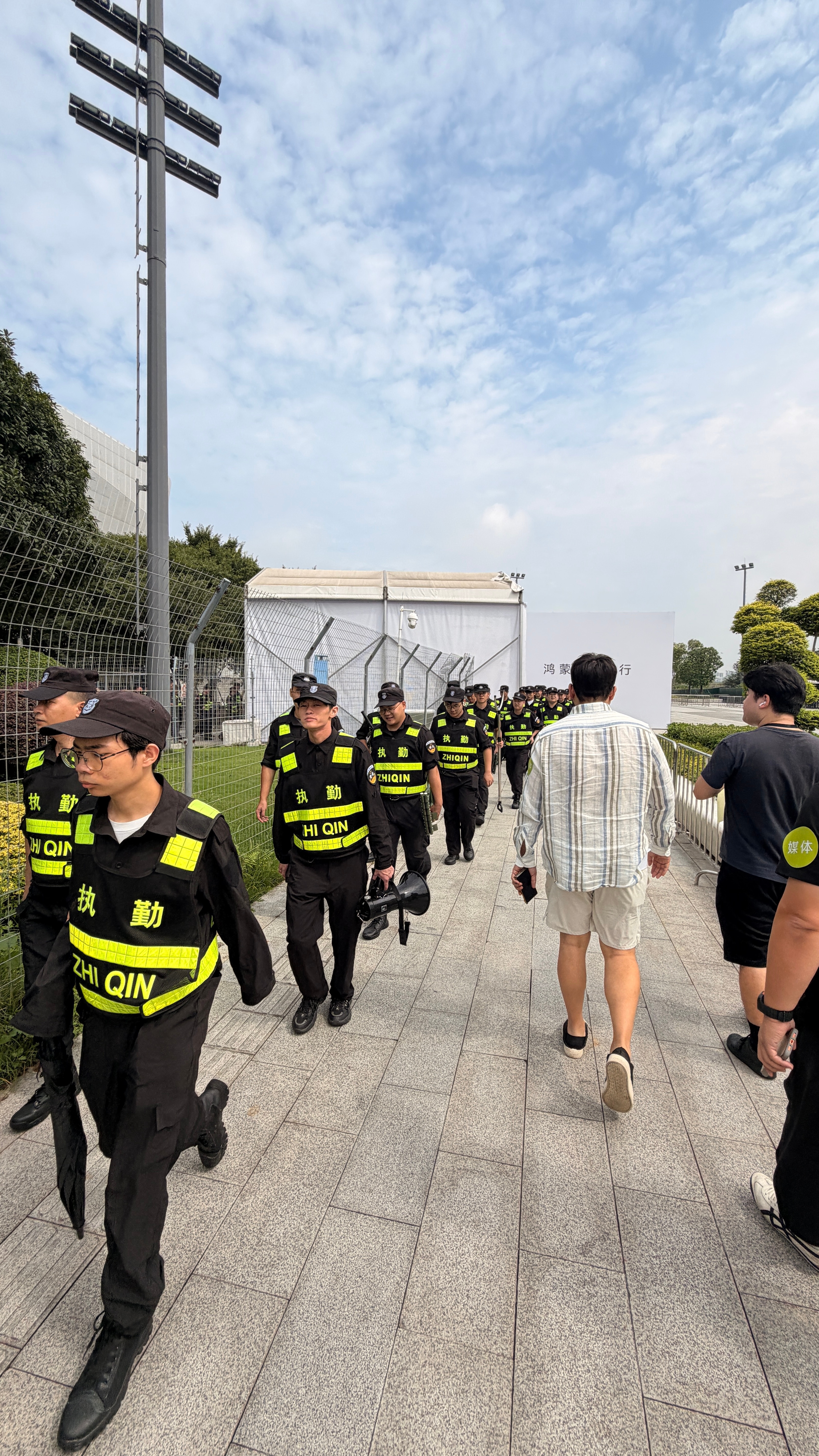 今天鸿蒙智行的安保可以呀，比之前多多了 