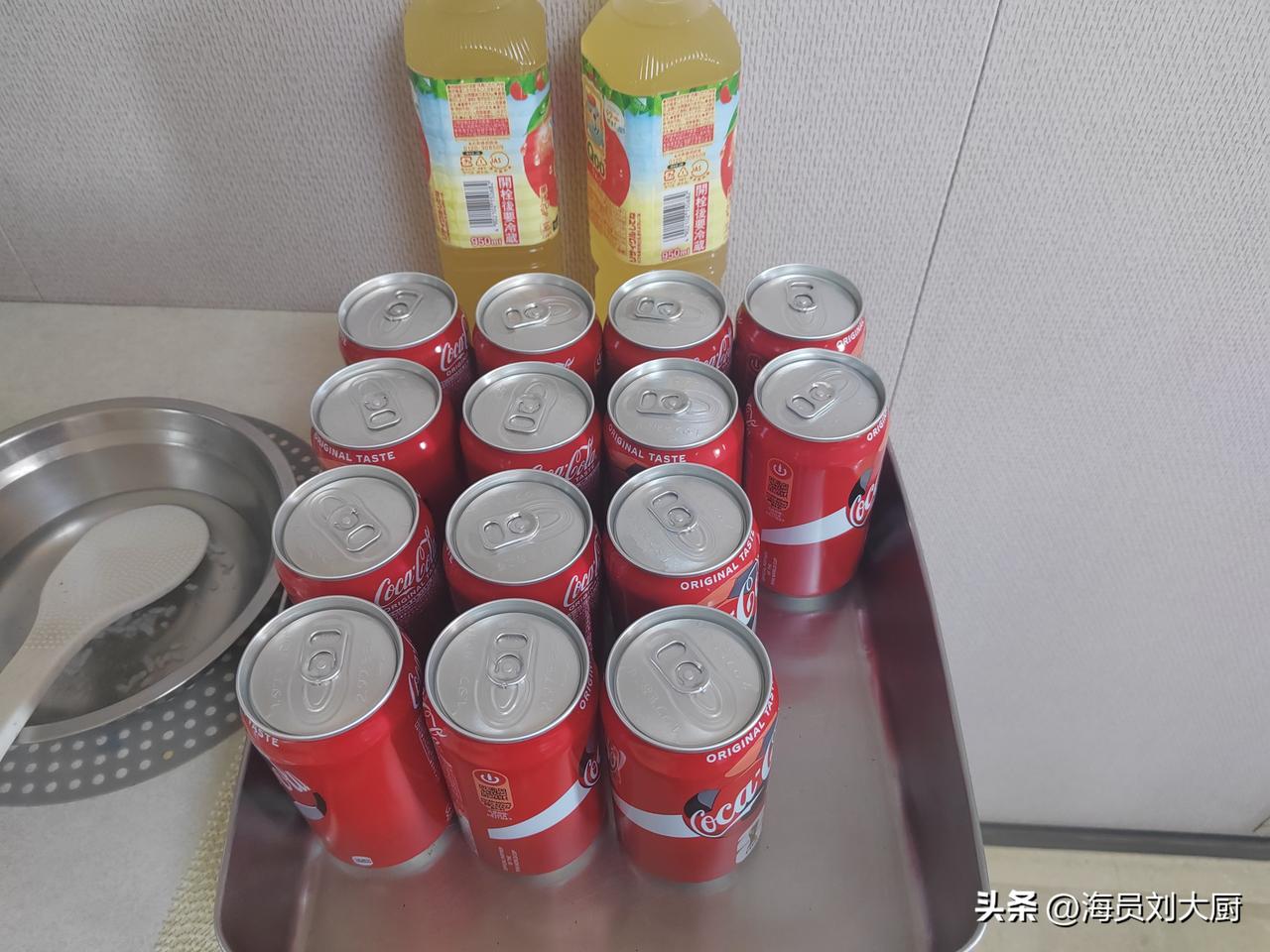 今天上午正在厨房准备午餐，有个哥们提着一箱可乐来到厨房，问大台在吗？想把可乐放到