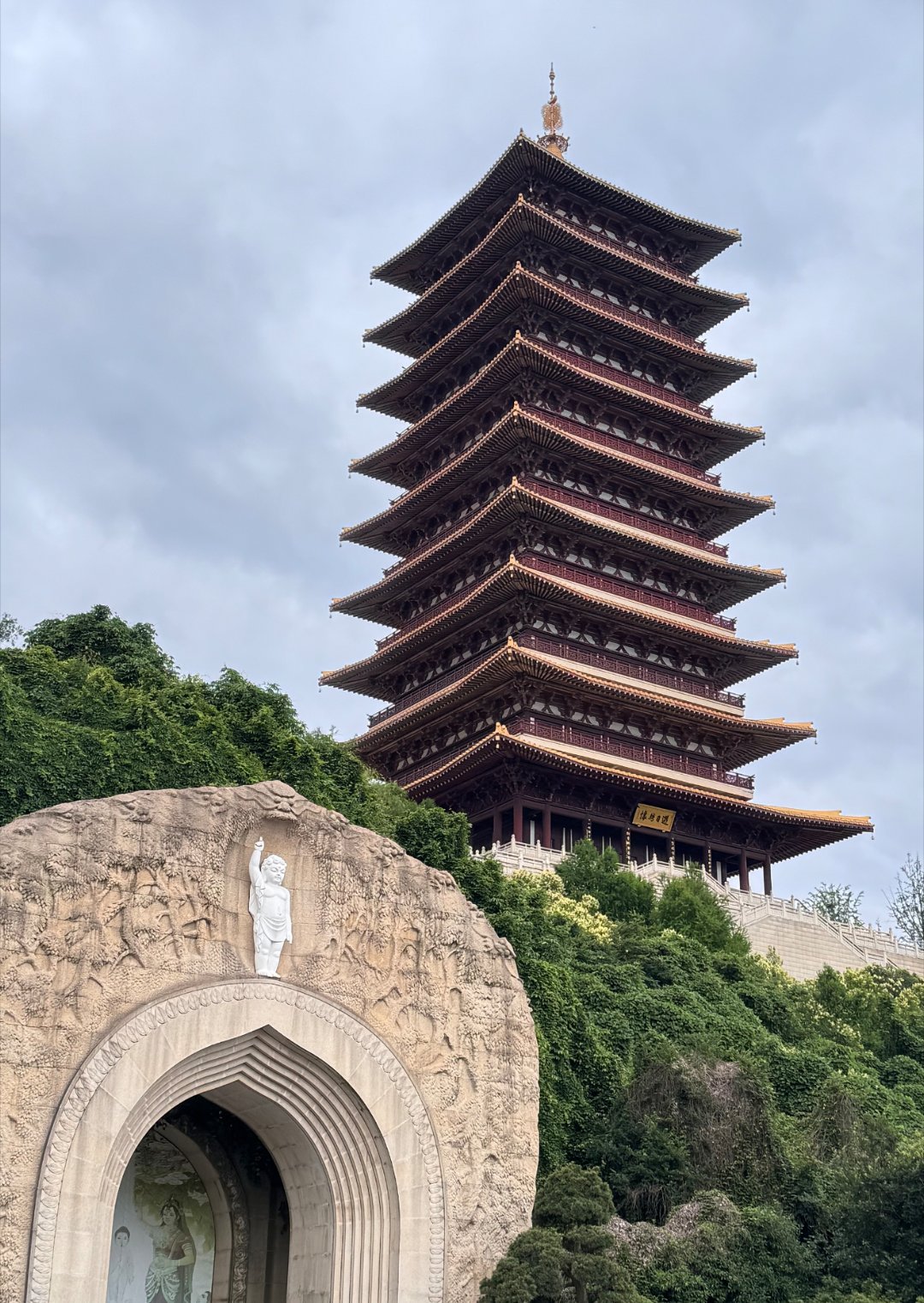 允许一切发生，也接受事与愿违。生活嘛，除了生死，其余皆是擦伤。保持热爱，奔赴山海