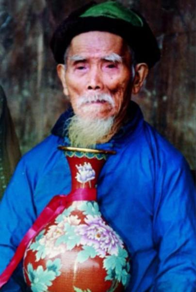 “中国长寿之王”龚来发，一辈子没有娶妻活到了133岁，然而令人费解的是，他有一个