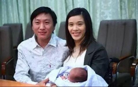 高位截瘫，胸部以下全没知觉。一个连大小便都无法自理的女人，不仅嫁了千万富豪，生了
