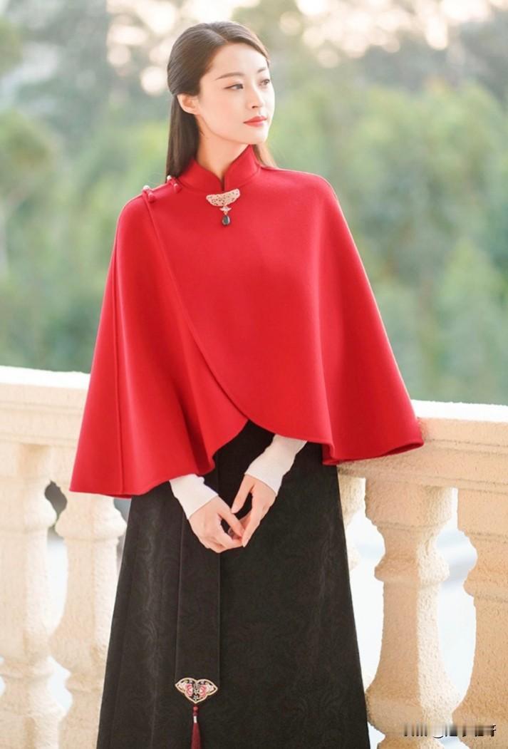 红色披肩配裙子外搭什么样的穿搭可以成为气质女神?
