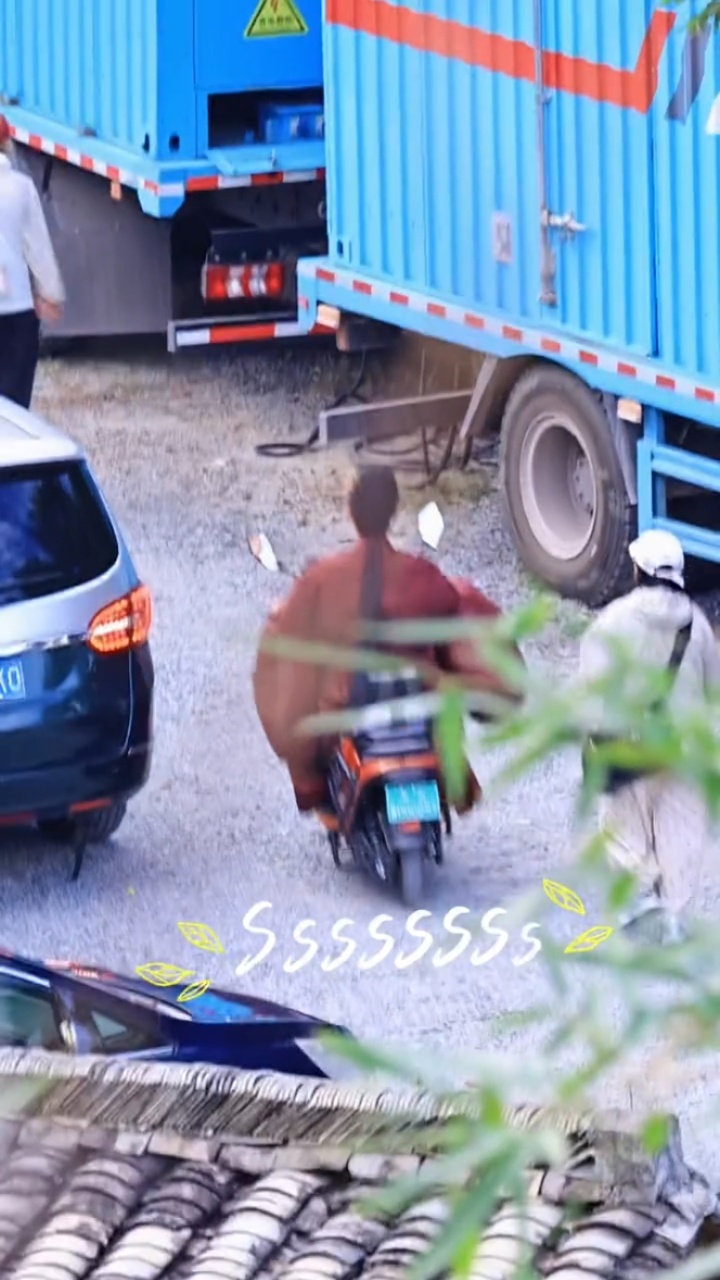 起猛了看见古人骑电驴了王安宇穿戏服骑电驴