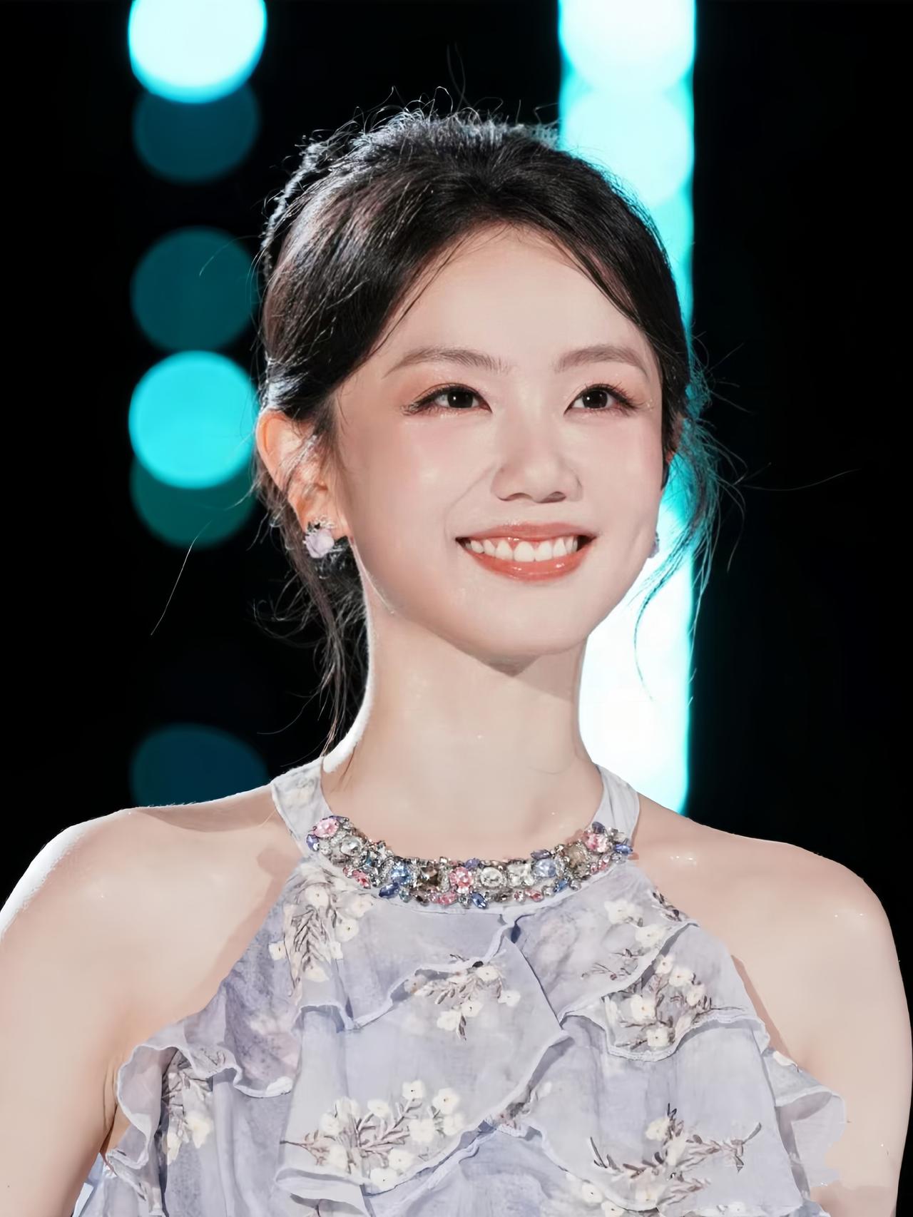 内娱终于出现个可怕的主持，就是冯禧，不是说她长得多漂亮，而是她优秀到，真的让人有