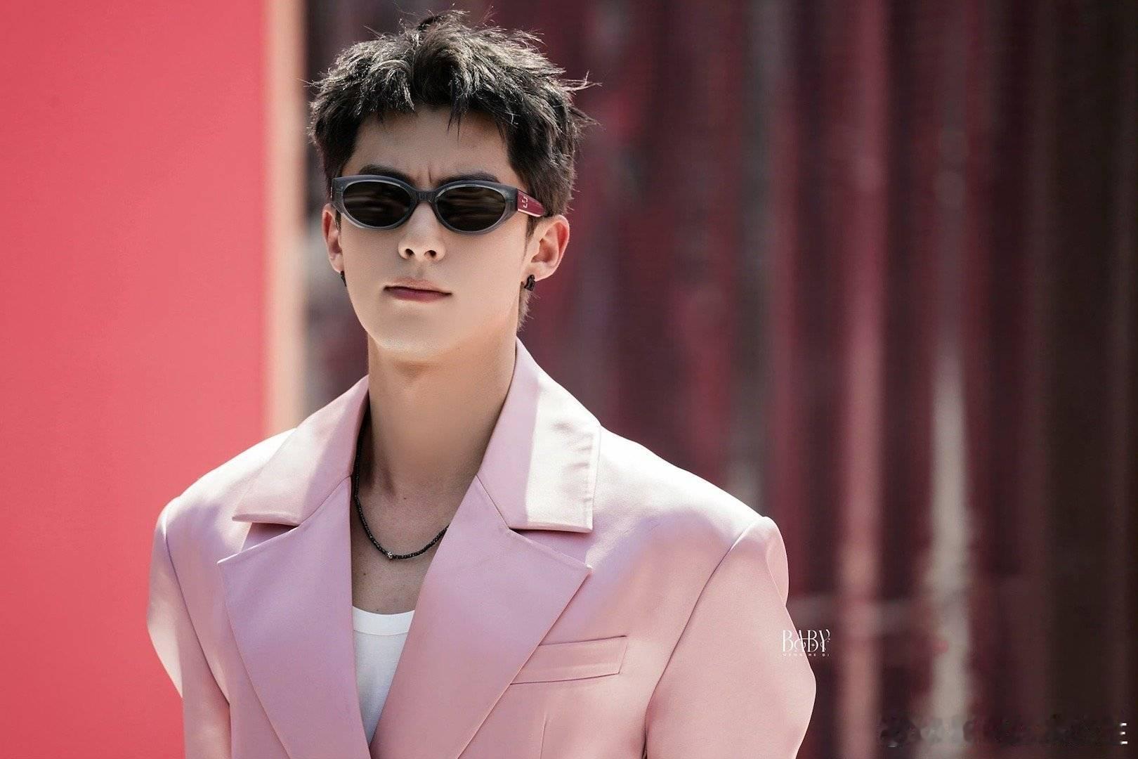 今日份粉西装的王鹤棣有点让人惊喜了，帅哥就应该多多尝试别的风格[爱慕]#王鹤棣[