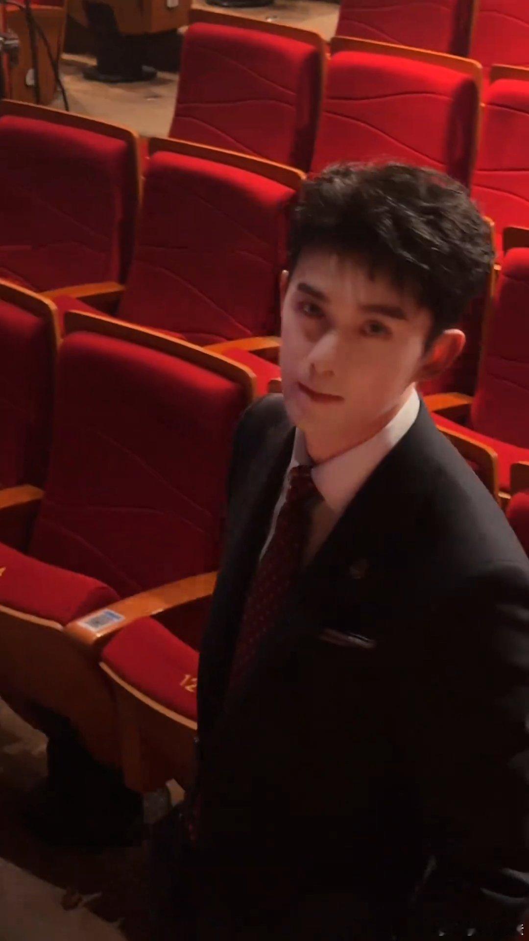 吴磊ted式演讲 不同于华丽空洞的话术，吴磊用一路骑行的真实见闻输出观点，沉稳通