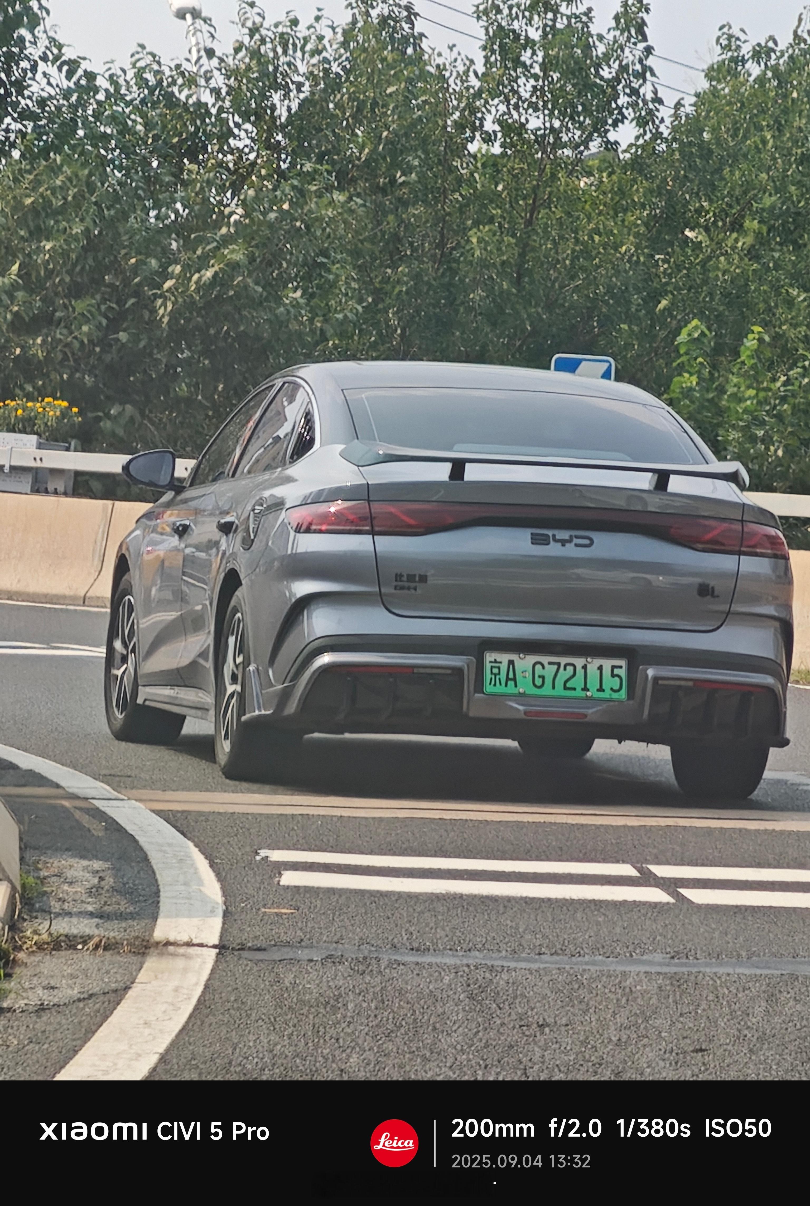 这比亚迪秦L好牛啊，尾翼是自带的还是后装的？ ​​​