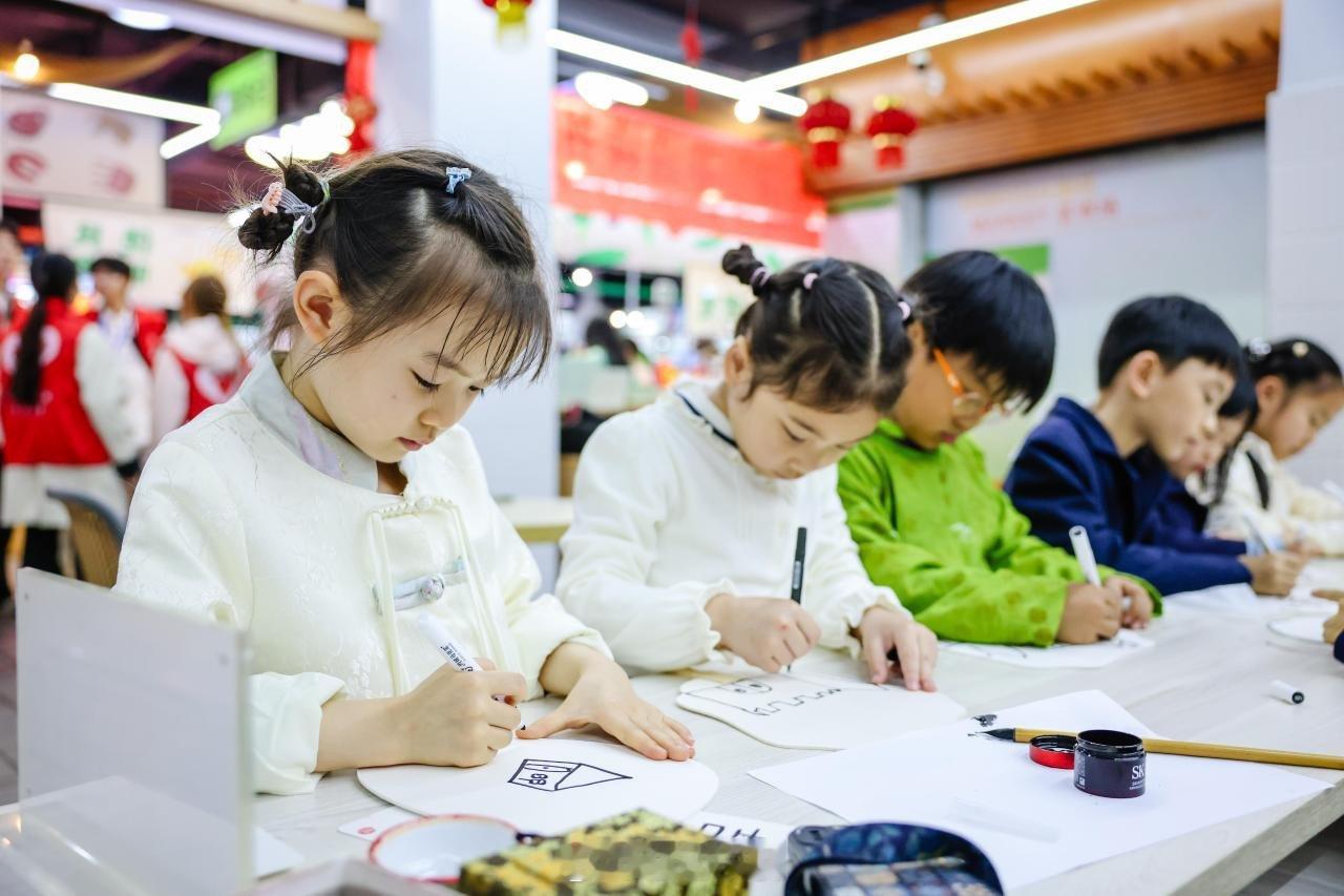 宁波非遗游园汇聚爱心温暖邻里人心 近日，宁波海曙举办非遗主题游园会，同步开展以书