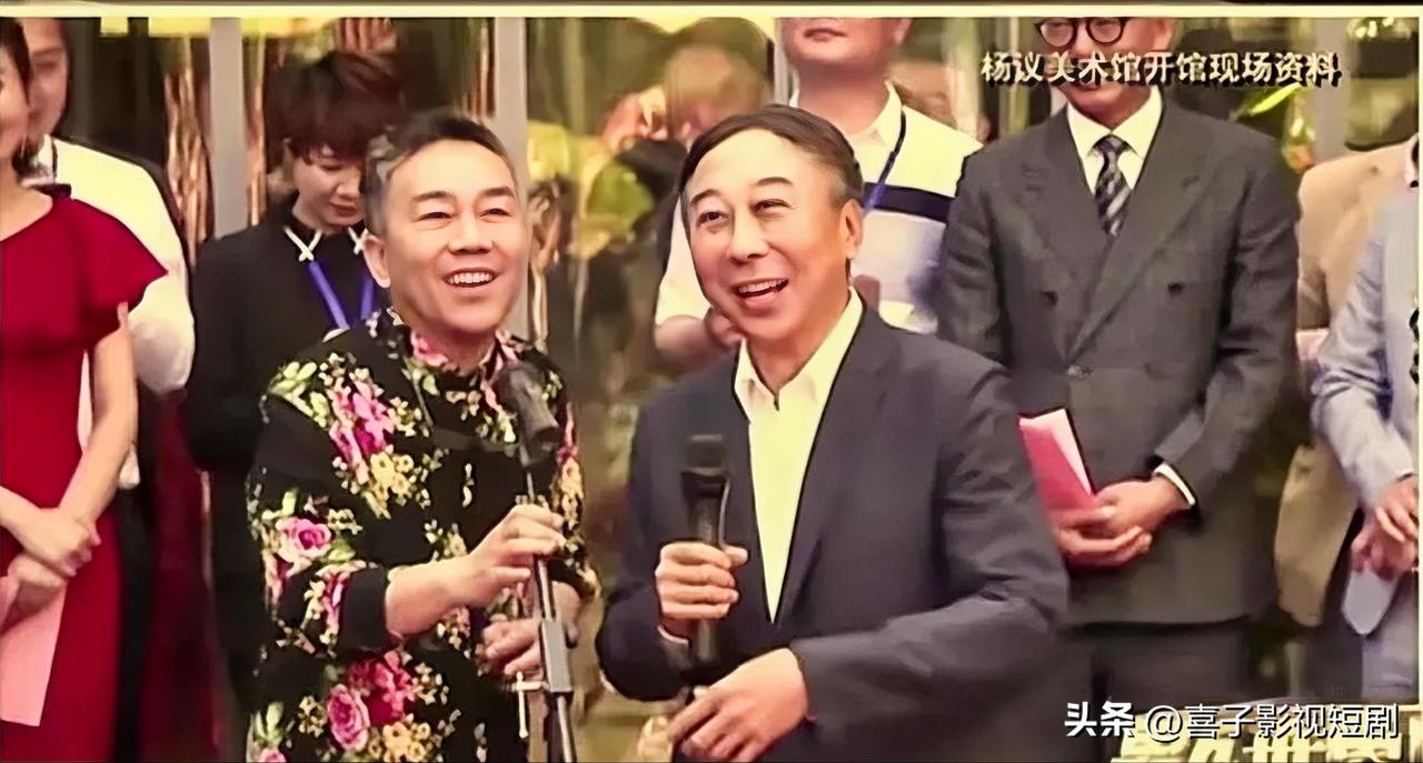 杨议虽顶着文字辈的高辈分，但深知冯巩成名早、业内地位高，又是曲协主席，不愿拿辈分