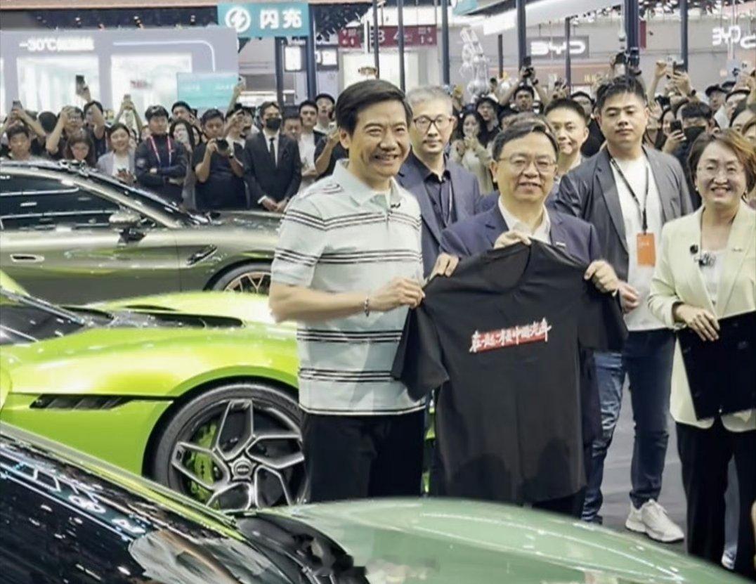小米跟比亚迪之间的业务合作非常多。雷军跟王传福之间的互动也很好。小米跟比亚迪同样