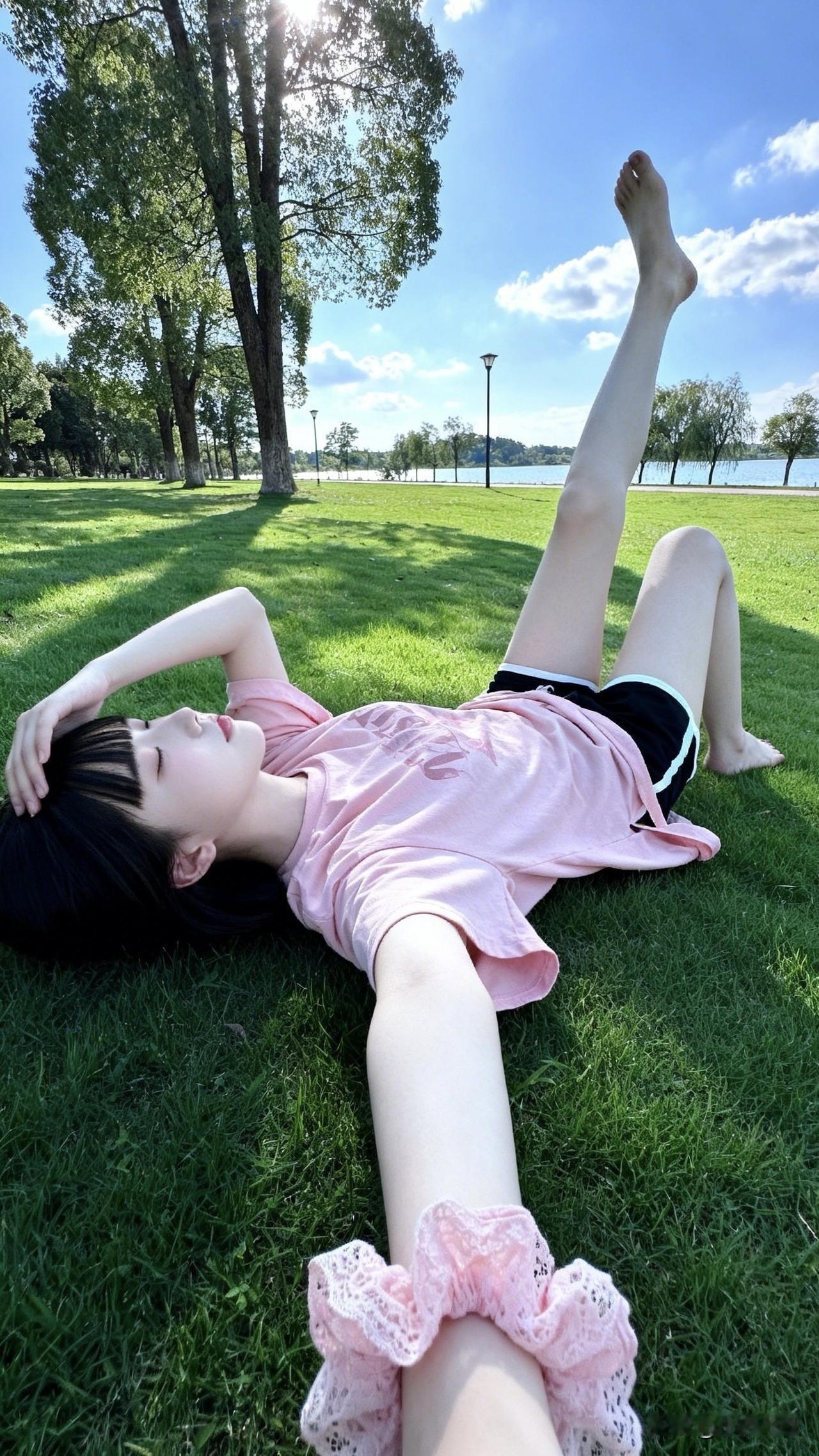 ：蓝天白云映日中，姑娘随性不脸红[可爱]。