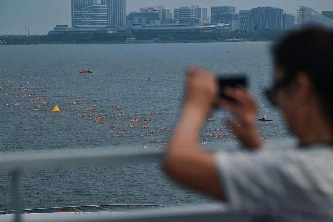 上海泳渡赛隐私照遭泄露警方已立案“哺乳期妈妈参赛体力透支走光，隐私照却被直播相册