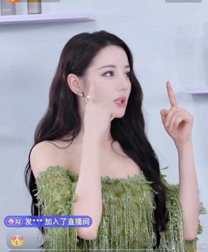 这真的是迪丽热巴吗？感觉有点像赵露思。 