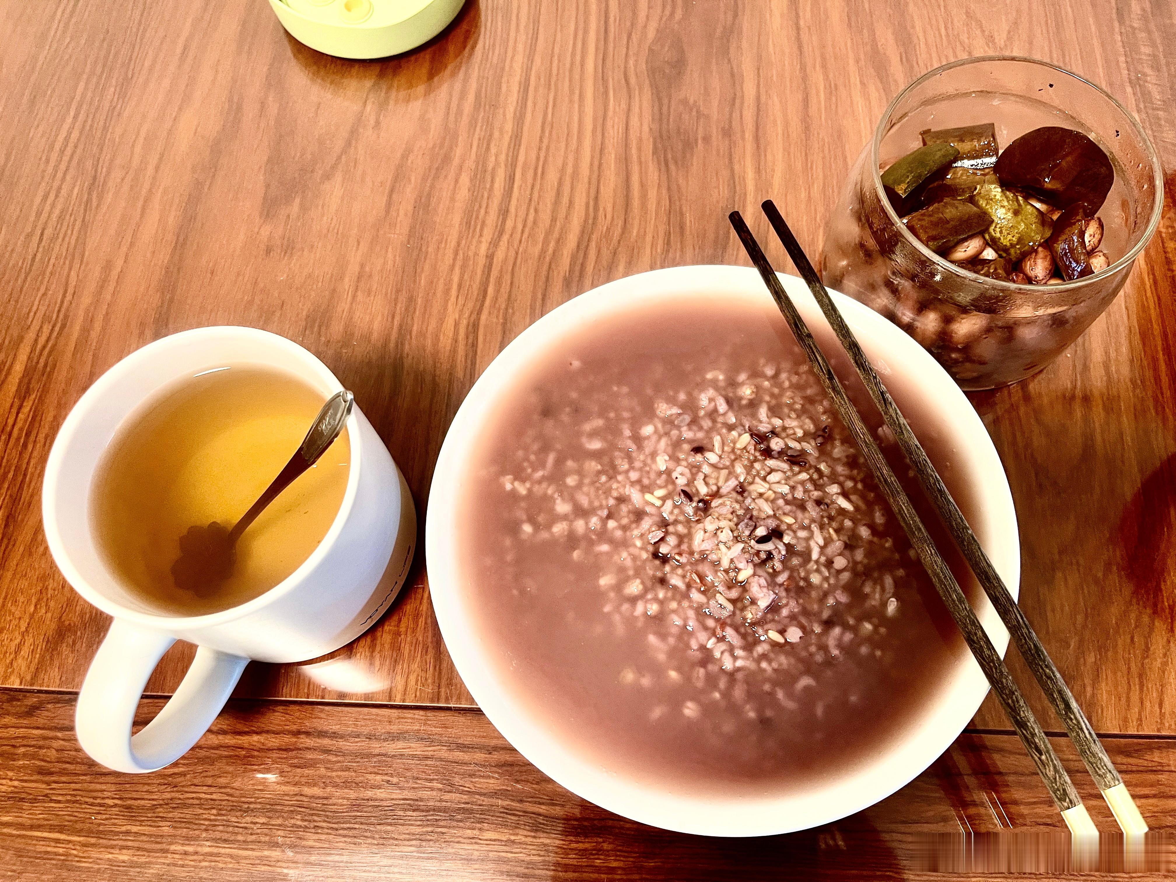 早上好！        今天，上学的上学，上班的上班，而职业股民的我还在吃早餐！