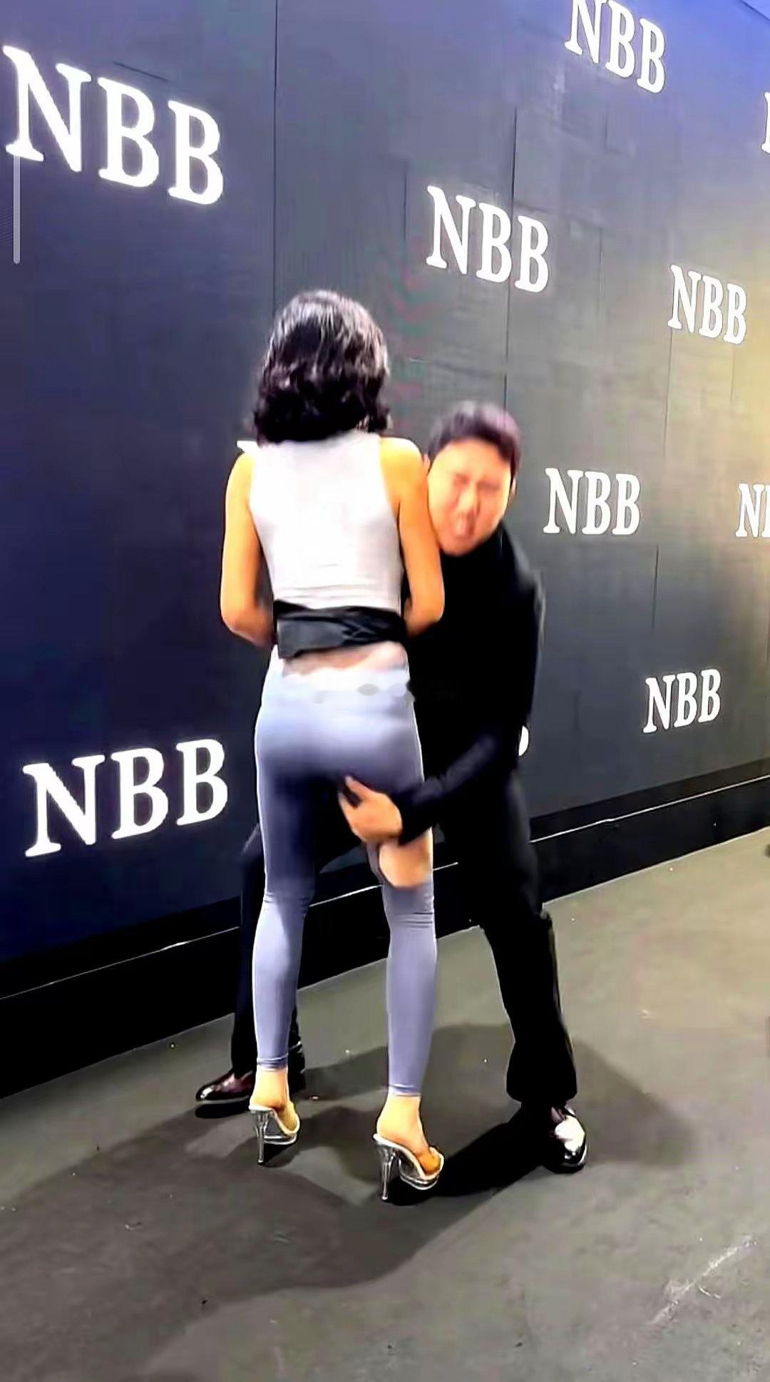 舞台摔人，谁买单？​2023年10月，龚玥菲在商演里一脚踩滑，膝盖磕得青紫，台下