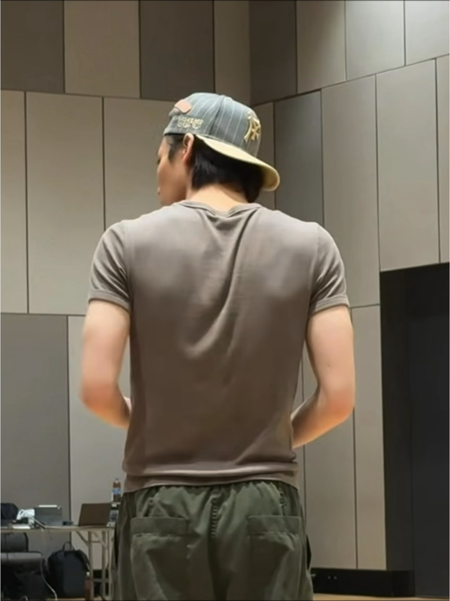 吗了个唧唧 这个背影真好看 
