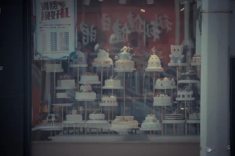 今天到蛋糕房准备买点糕点，发现我之前经常买的那家竟然换了人。
我正纳闷呢，怎么换