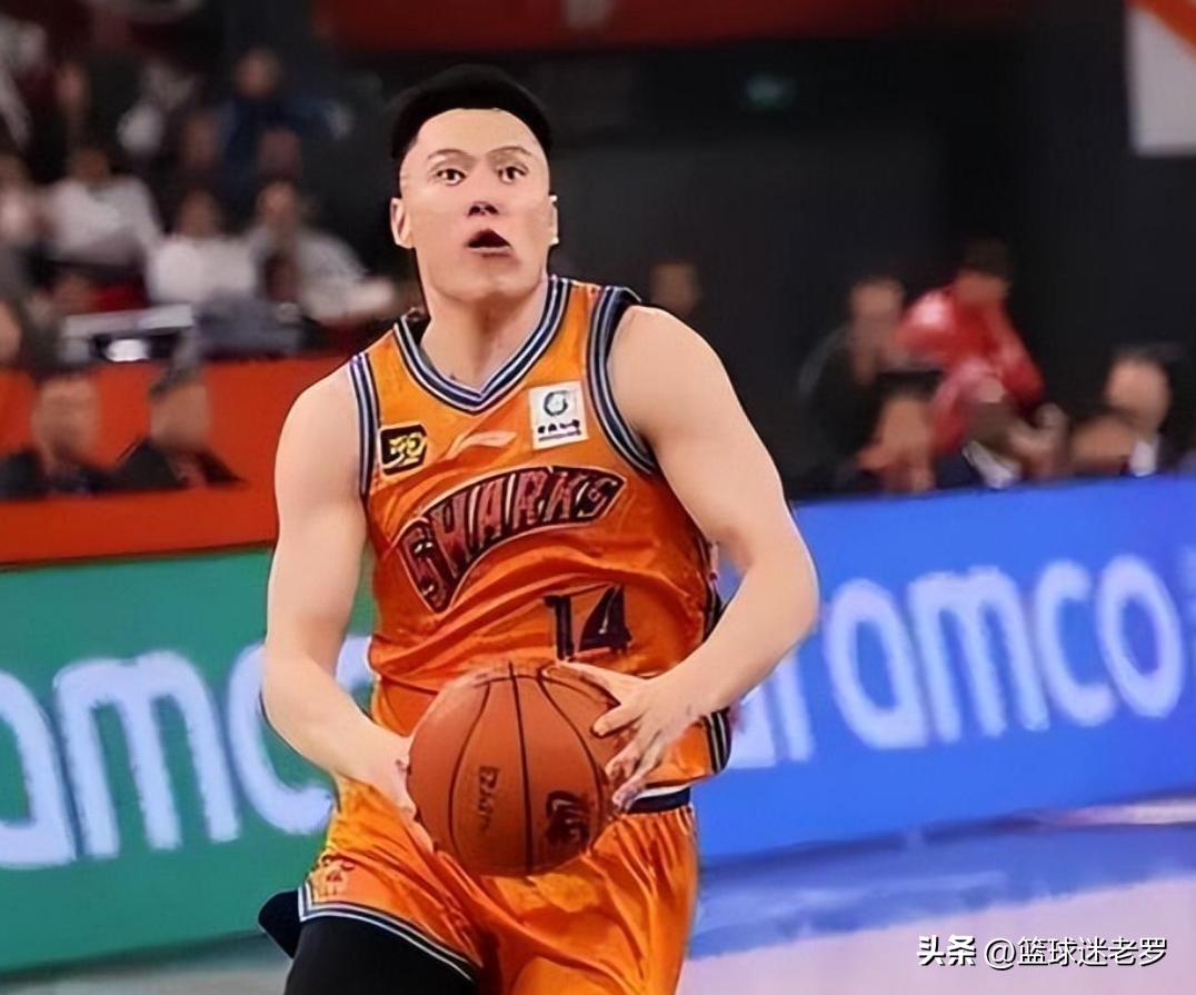李弘权这赛季的三分球命中率表现极为出色，进攻端是球队稳定的外线得分点

但你再看