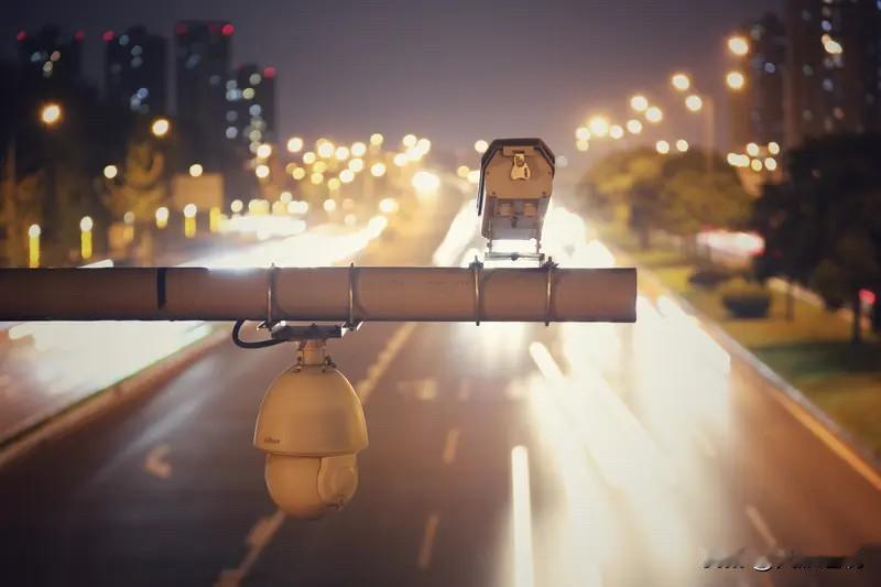 监控越界了
现在有些老板，管人已经不满足于打卡、KPI和日报了，居然动起了“偷看