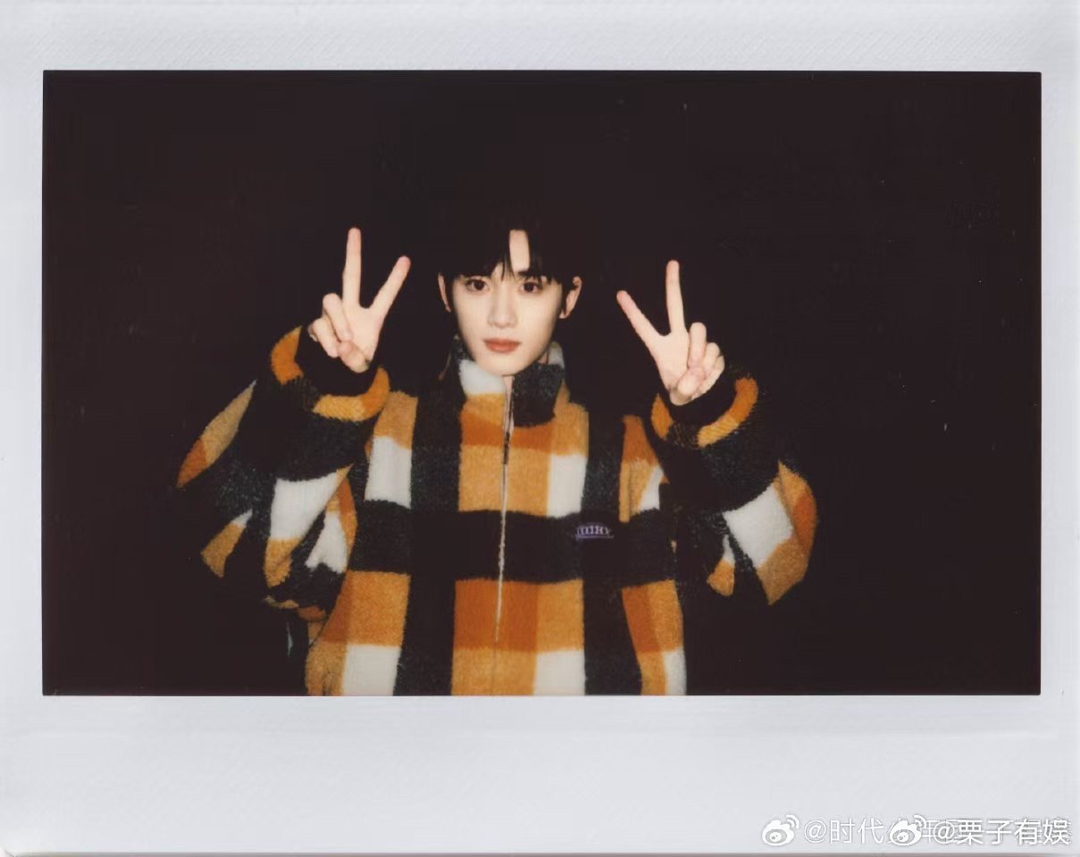 丁程鑫14宫格丁程鑫从冬到春拍立得丁程鑫从冬到春拍立得，14宫格来袭，[打cal