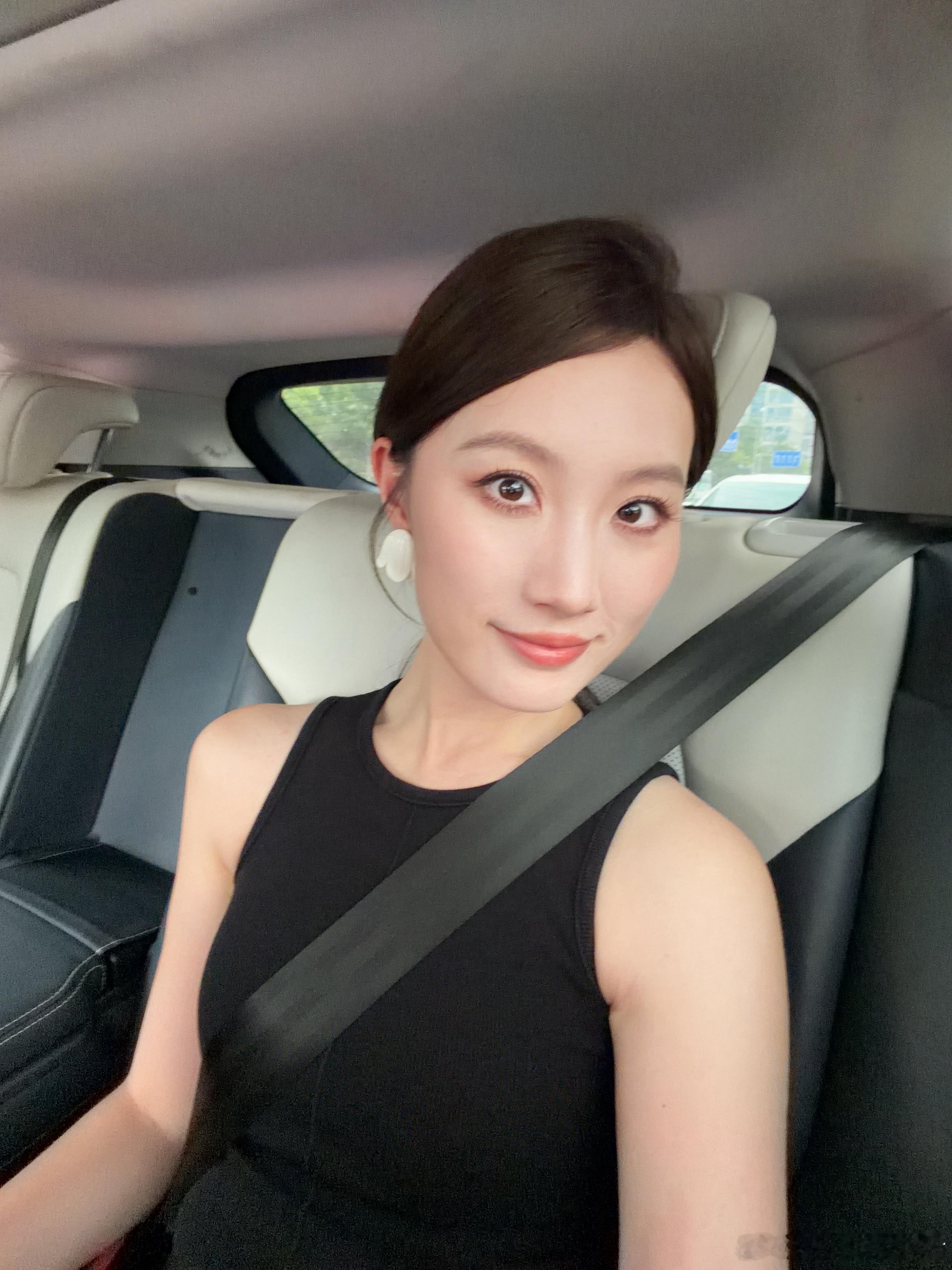 今儿的活动dress code 是轻礼服选了个小黑裙 算是既轻又礼吧