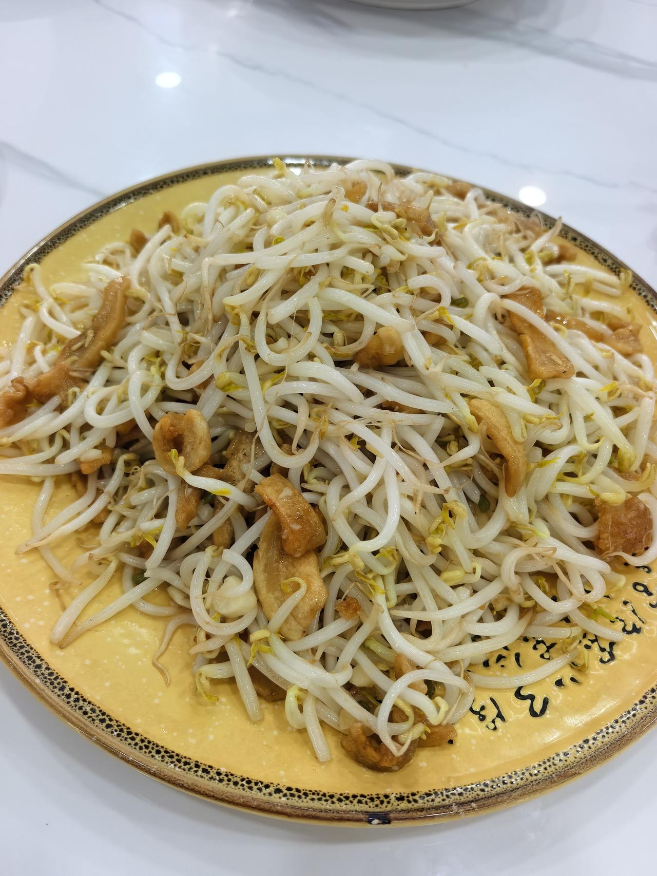 父亲节，邀几个同学小聚，可惜文齐武不齐，只来了两个。点了四个菜：豆芽油滋啦，肉炒