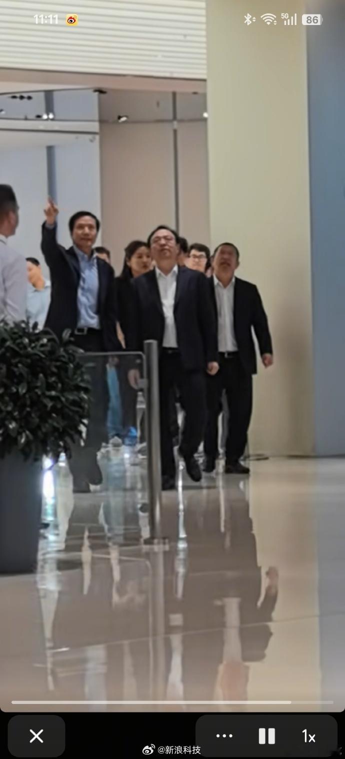 【王传福现身小米汽车工厂雷军带王传福参观小米工厂】近日，多名网友在社交平台发视频