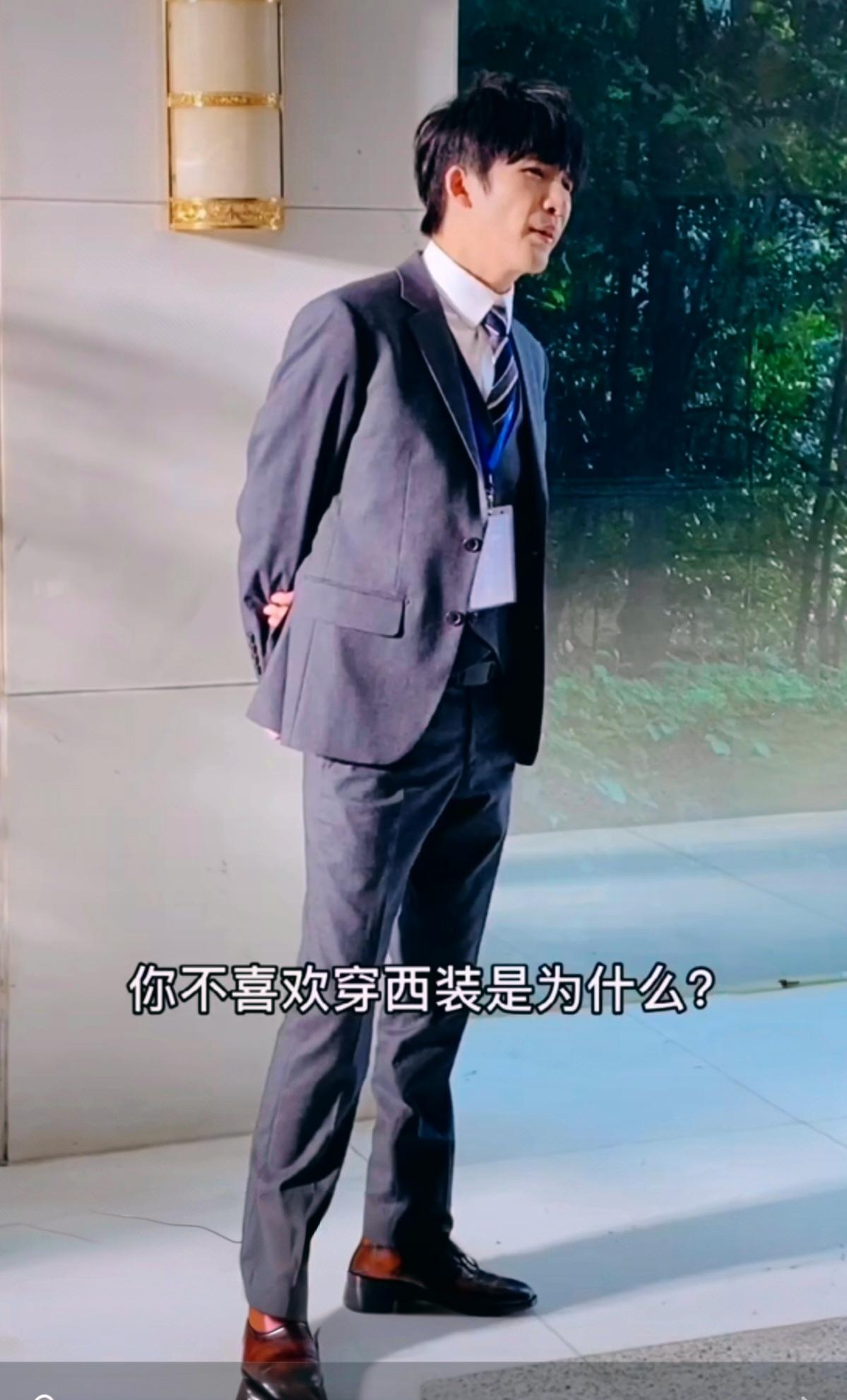 哈哈，要被大张伟笑shi了，没想到他还挺有自知之明！[捂脸]

终于找到大张伟不