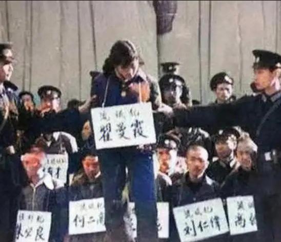 1983年，年仅25岁的“女流氓”翟曼霞被带到了刑场，而当法警举起步枪准备开枪之