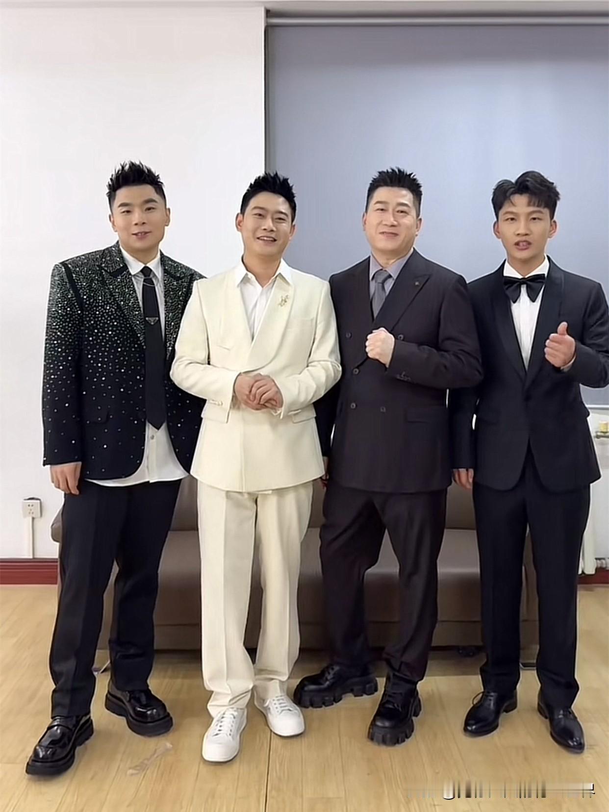 德云社栾云平、张鹤伦、张九南、刘筱亭身穿西装，在天津卫视相声春晚后台合影照被晒。