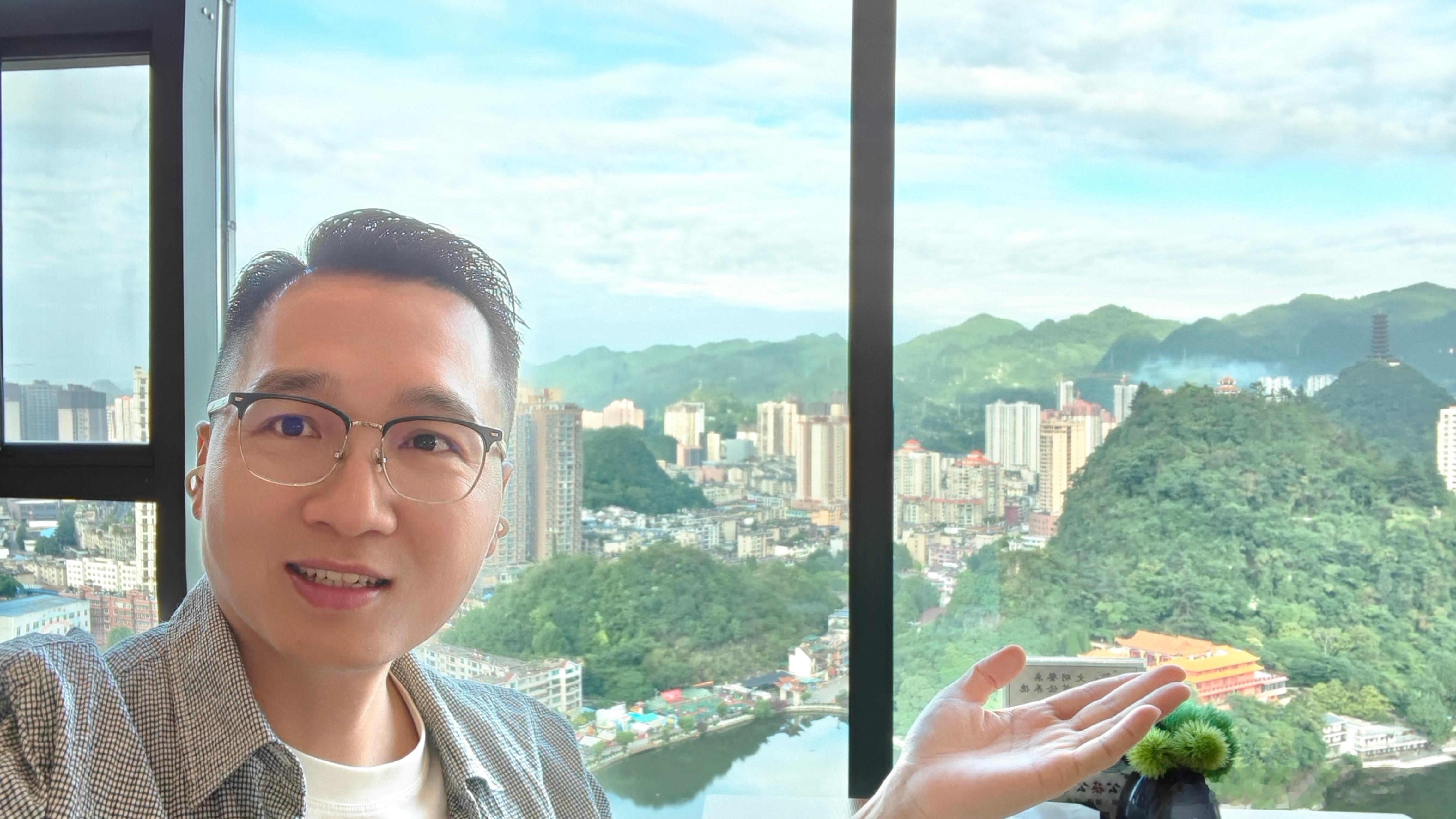 各位早上好！贵州避暑天花板六盘水，19℃天然空调城，乌蒙大草原看风车日落，韭菜坪