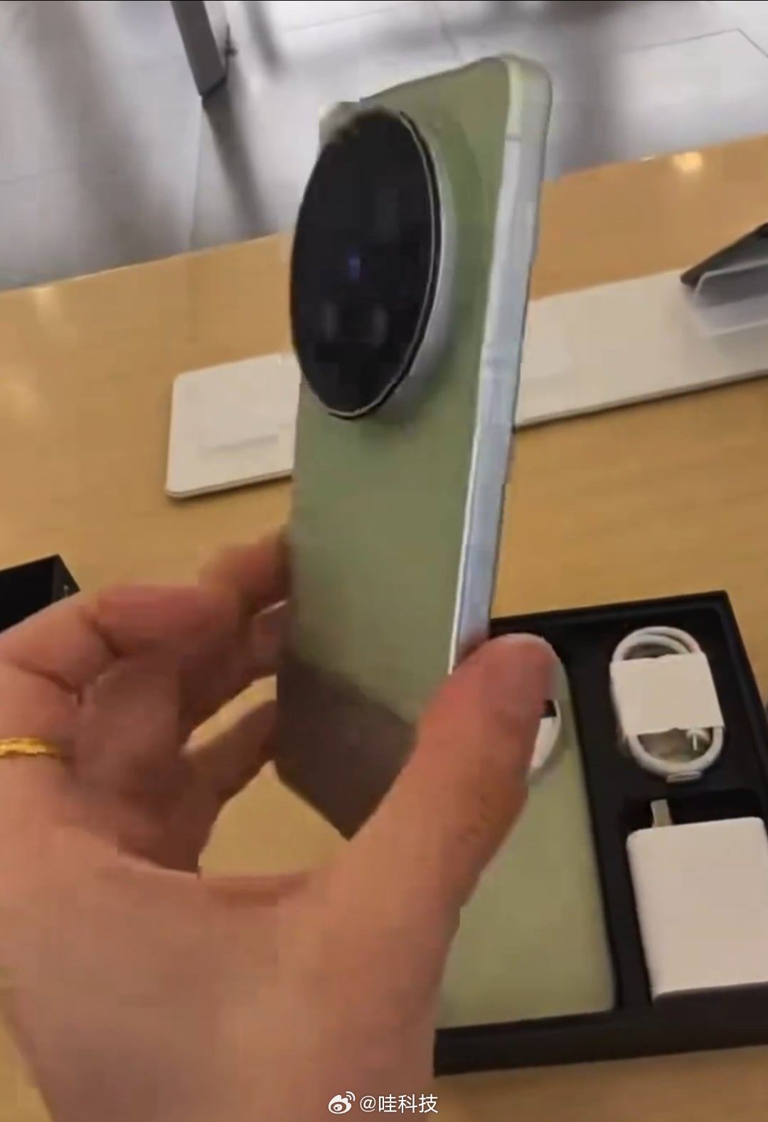 vivo X300 Ultra 直接开箱了，这绿色看起来挺好看的