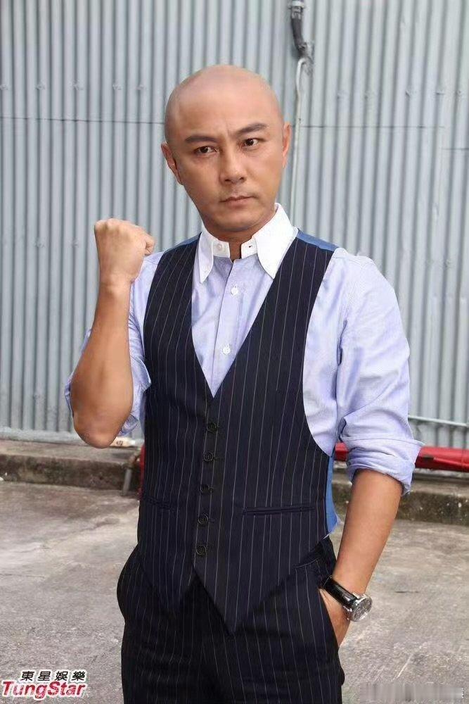 张卫健17岁酒吧卖唱养家 从无人熟知到声名渐起，酒吧卖唱的岁月见证他的成长，港台