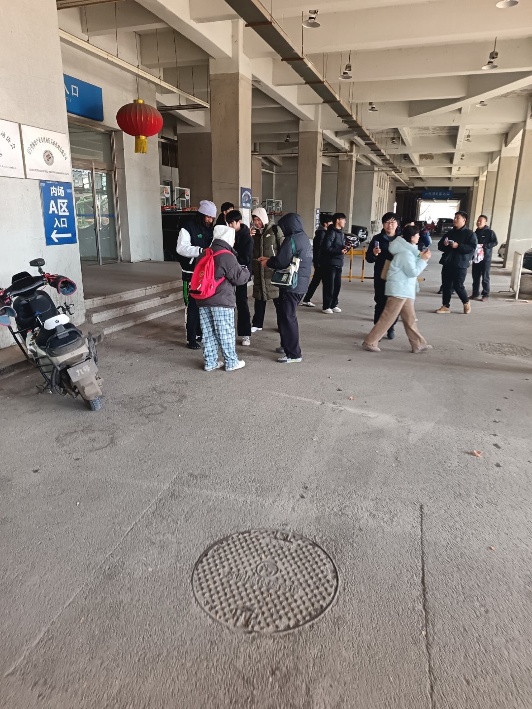 辽篮球迷真的喜爱球员，大中午的等待球员！辽宁男篮cba辽宁男篮