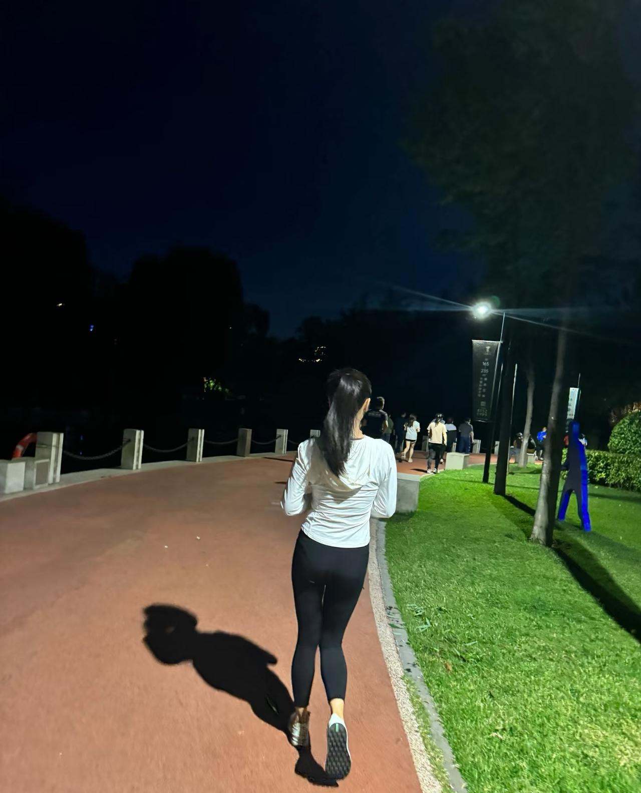 一定不要跟厉害的跑者一起跑。会破坏了自己跑步的状态。
昨天在跑步时，碰到一个配速