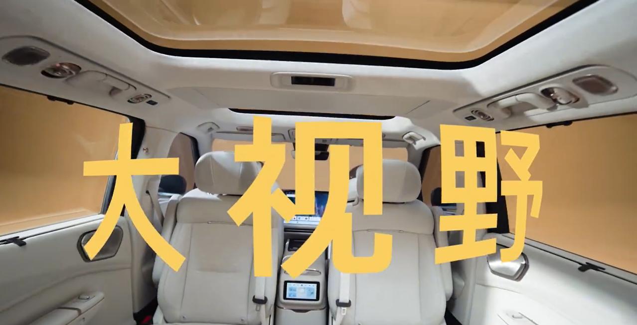 郭京飞一人分饰两角的看车大戏也太上头了，一边是愁过年全家出行的纠结顾客，一边是热