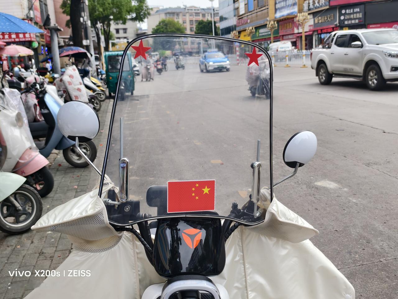 记录我的2026为确保夜晚骑电动自行车安全，我在我的爱车前后都使用了反光贴，这为