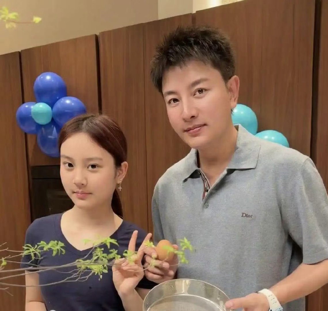 甜馨一家三口去特殊学校支援，难得贾乃亮、李小璐、甜馨一家三口同框！妈妈坚持帮扶康