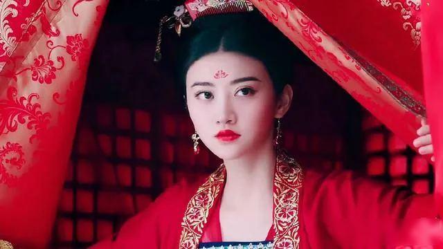 她是唐朝公主，却远嫁北方草原。丈夫死后，异族要她殉葬。她没有哭、没有求情，只用一
