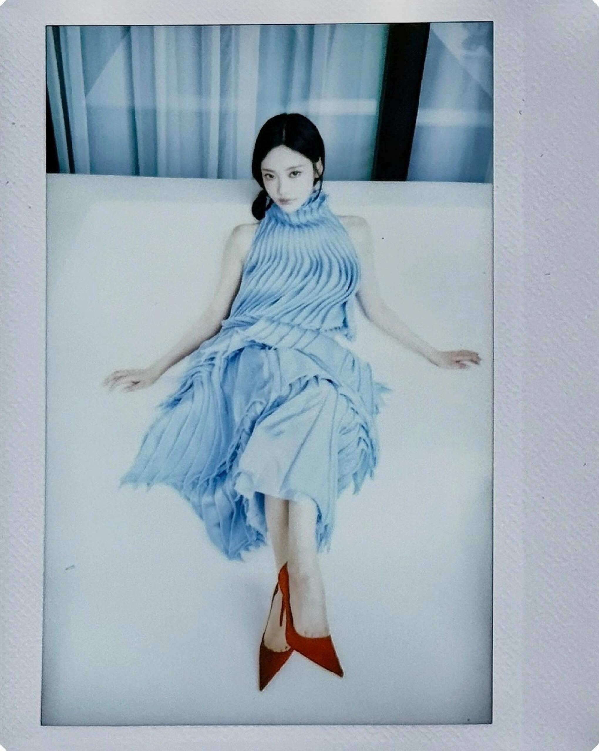 宁艺卓红色高跟鞋ELLE红毯 蓝色套装搭配低扎发，恰到好处的红色高跟鞋点缀，好有