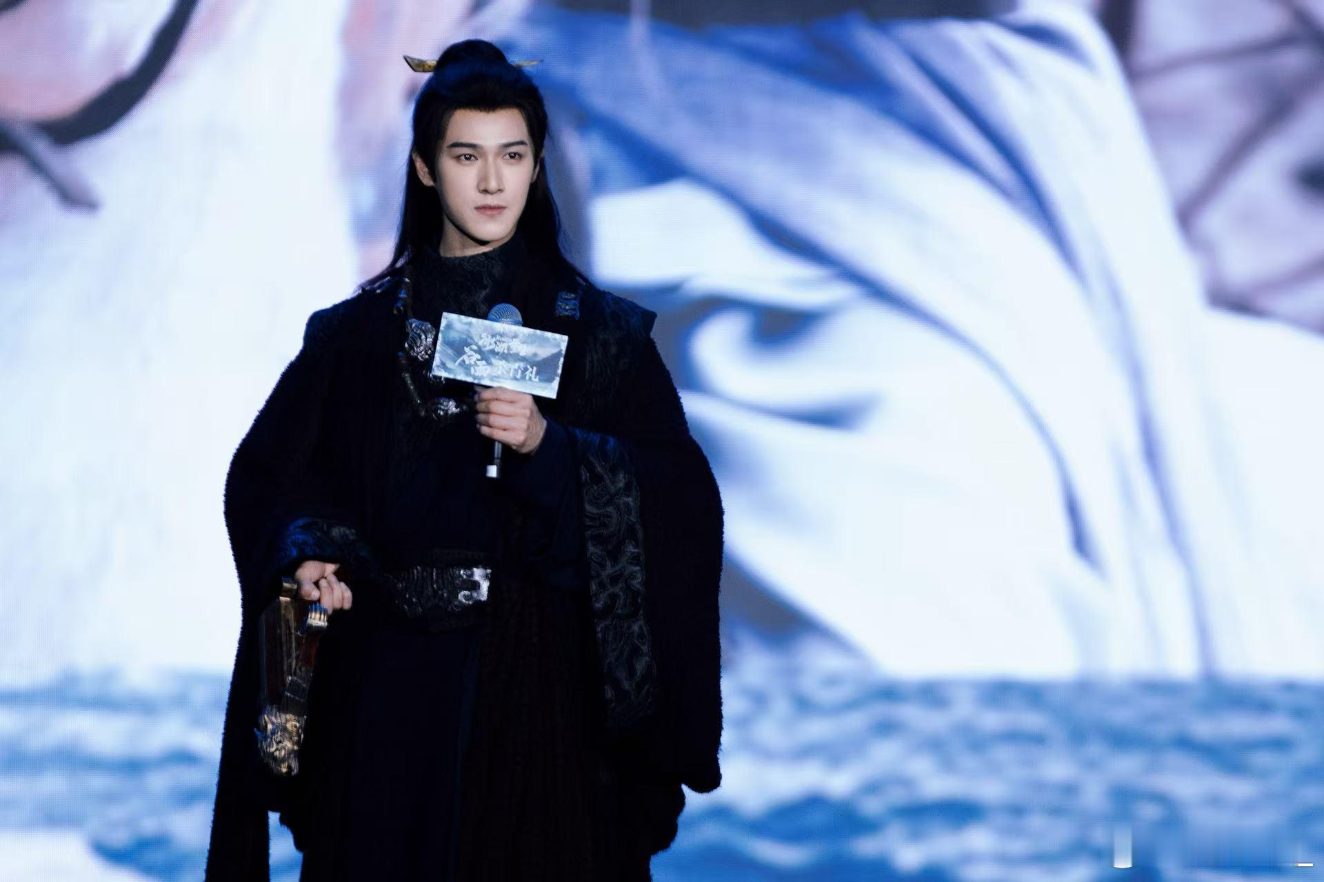 李昀锐打戏给到夯李昀锐打戏 美而狠李昀锐的打戏从不敷衍，每一招都经过细致打磨，束