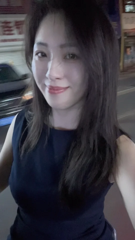 你会发现 其实幸福很简单 在夏天的某个傍晚 在小县城骑电瓶车 漫无目的...