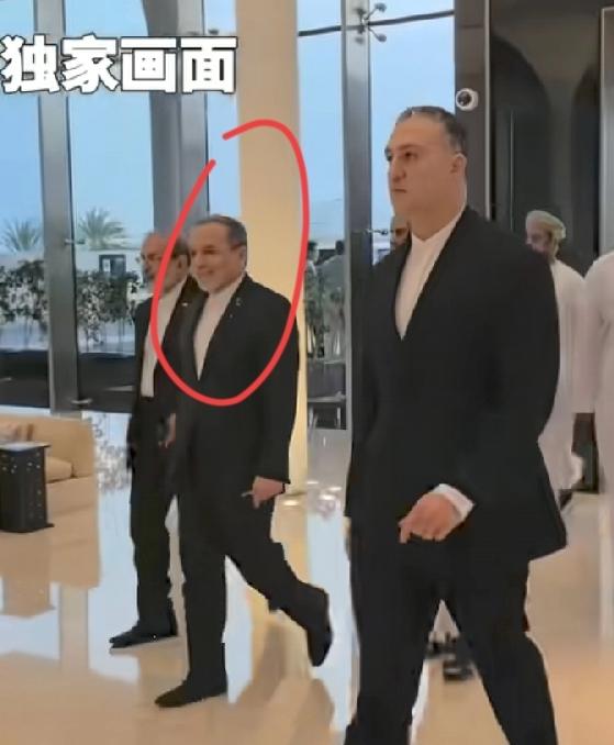 美伊不打了！阿曼谈判结束，伊朗外长面带微笑走出会场，应该谈得还不错！会谈前抵达酒