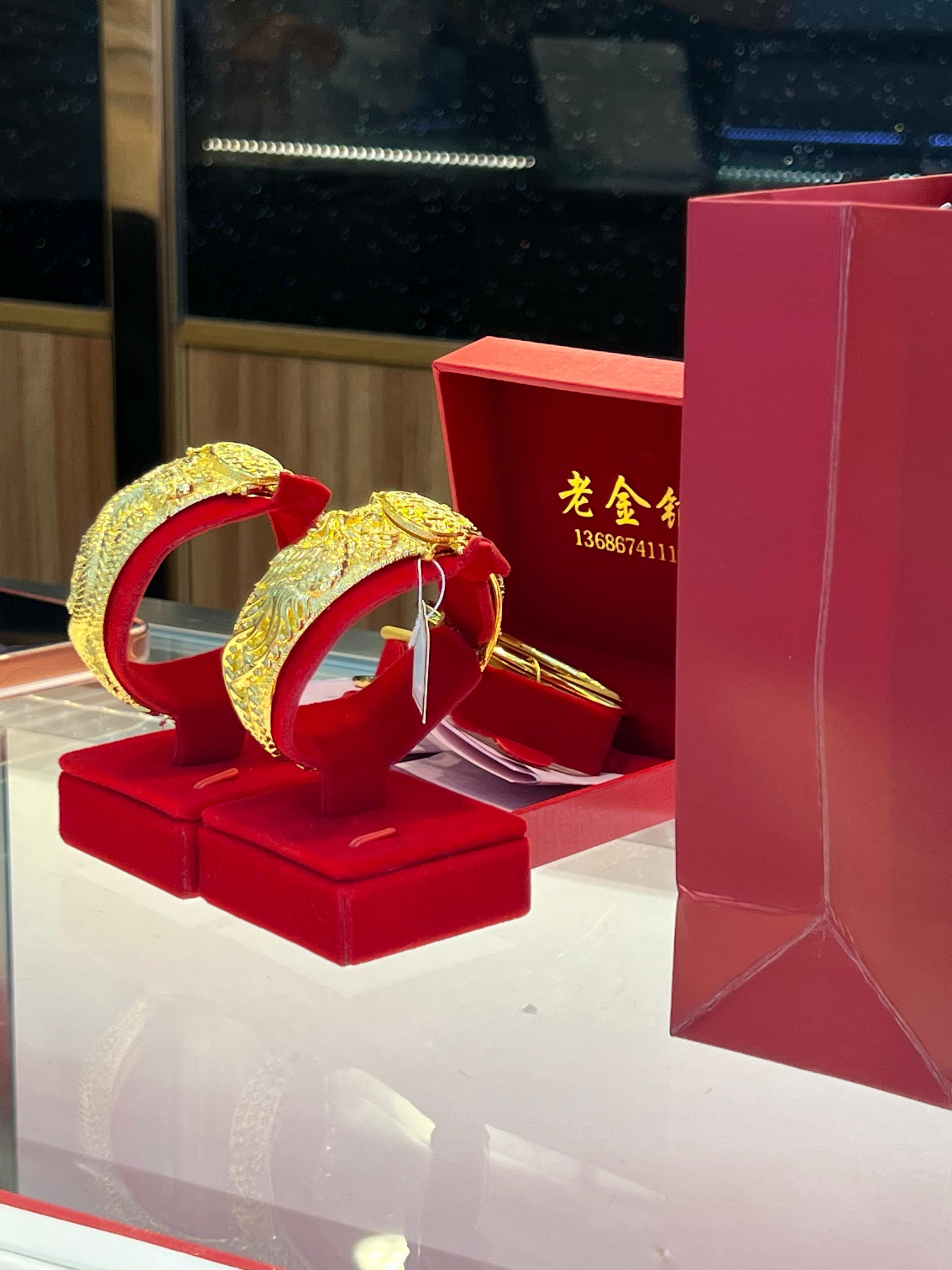 为即将出嫁的妹妹准备的手镯。一镯一圆满，承载着满心期许。从今开启人生新旅程，愿夫