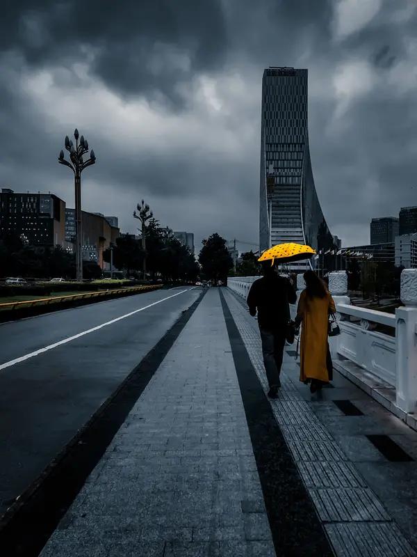 上联：风风雨雨风雨相伴，
下联：朝朝暮暮朝暮相随。
