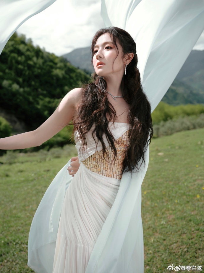 李兰迪连风也偏爱的美貌李兰迪白裙精灵 哇塞，真的是忍不住感叹李兰迪连风也偏爱的美