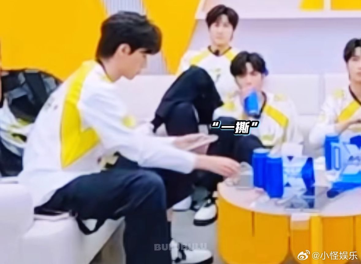 宋亚轩的副业不会是贴膜吧 战至巅峰 宋亚轩贴膜师傅已上线！兄弟们赶紧把手机递过来
