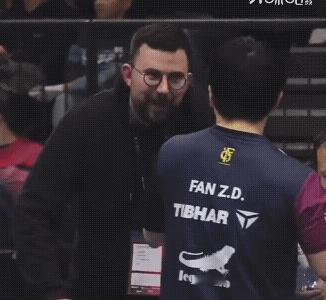 樊振东先输温瑞博再负西蒙高茨，但丝毫没有影响赛场的欢乐氛围！半夜起来看了喝水，无